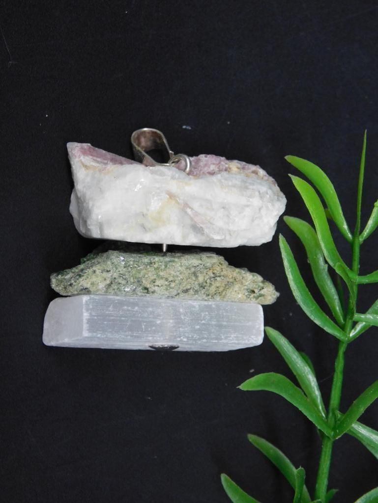 MIXED STONE PENDANT ROCK STONE LAPIDARY SPECIMEN: MIXED STONE PENDANT ROCK STONE LAPIDARY SPECIMEN