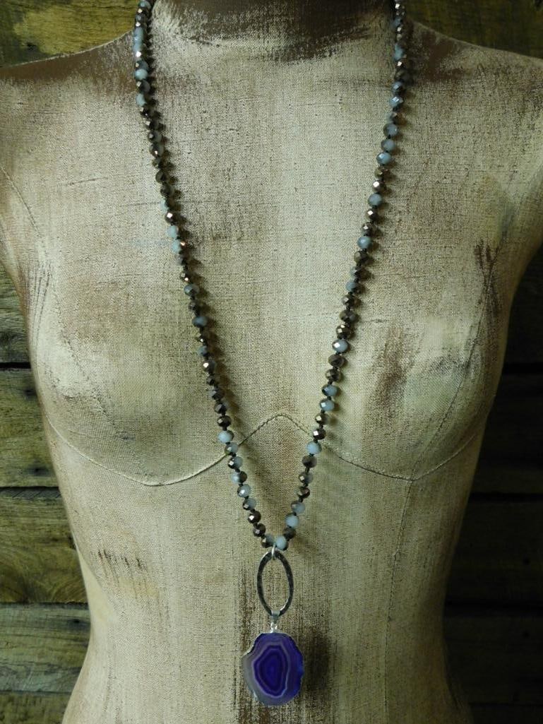 AGATE SLICE PENDANT ON SPARKLE BEAD NECKLACE: AGATE SLICE PENDANT ON SPARKLE BEAD NECKLACE