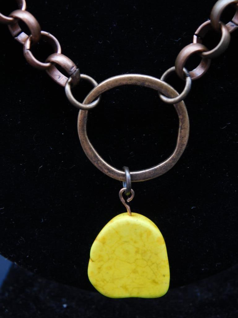 STONE PENDANT ON CHAIN LINK NECKLACE: STONE PENDANT ON CHAIN LINK NECKLACE