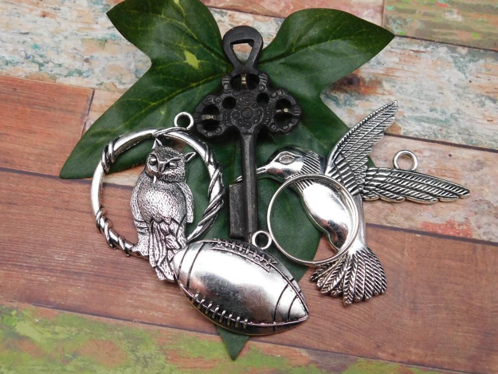 MIXED PENDANT LOT: MIXED PENDANT LOT