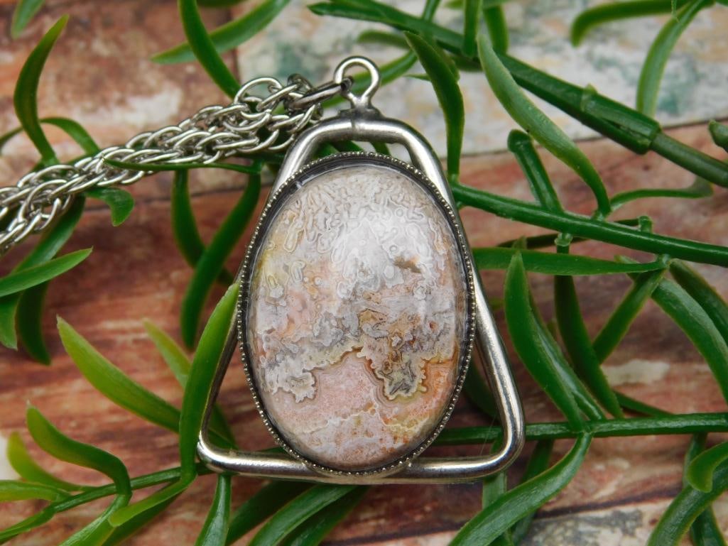 CRAZY LACE PENDANT NECKLACE ROCK STONE LAPIDARY SPECIMEN: CRAZY LACE PENDANT NECKLACE ROCK STONE LAPIDARY SPECIMEN