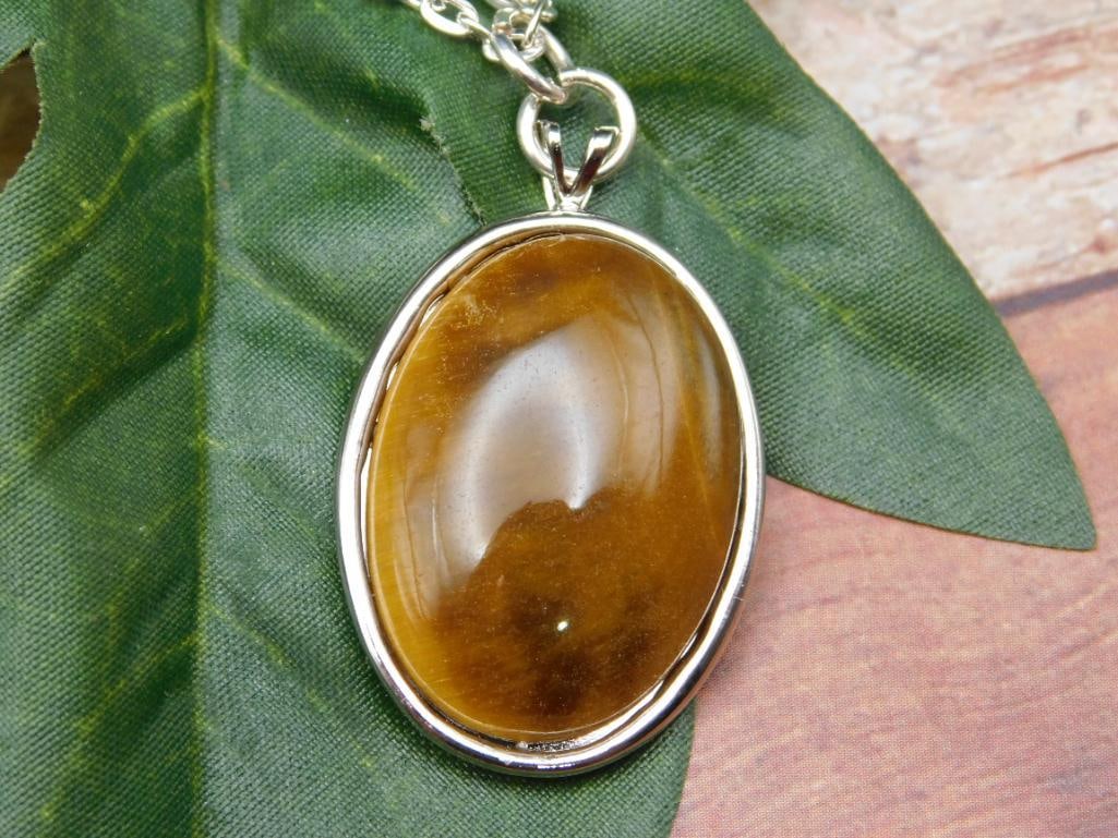 TIGERS EYE PENDANT NECKLACE ROCK STONE LAPIDARY SPECIMEN: TIGERS EYE PENDANT NECKLACE ROCK STONE LAPIDARY SPECIMEN
