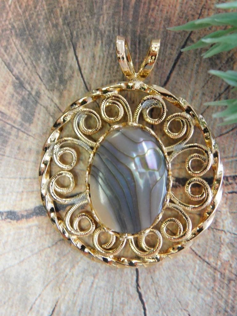 BANDED AGATE PENDANT ROCK STONE LAPIDARY SPECIMEN: BANDED AGATE PENDANT ROCK STONE LAPIDARY SPECIMEN