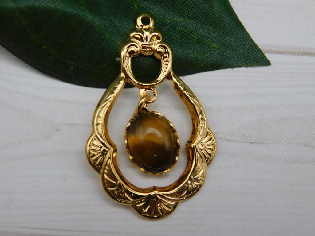 TIGERS EYE PENDANT ROCK STONE LAPIDARY SPECIMEN: TIGERS EYE PENDANT ROCK STONE LAPIDARY SPECIMEN