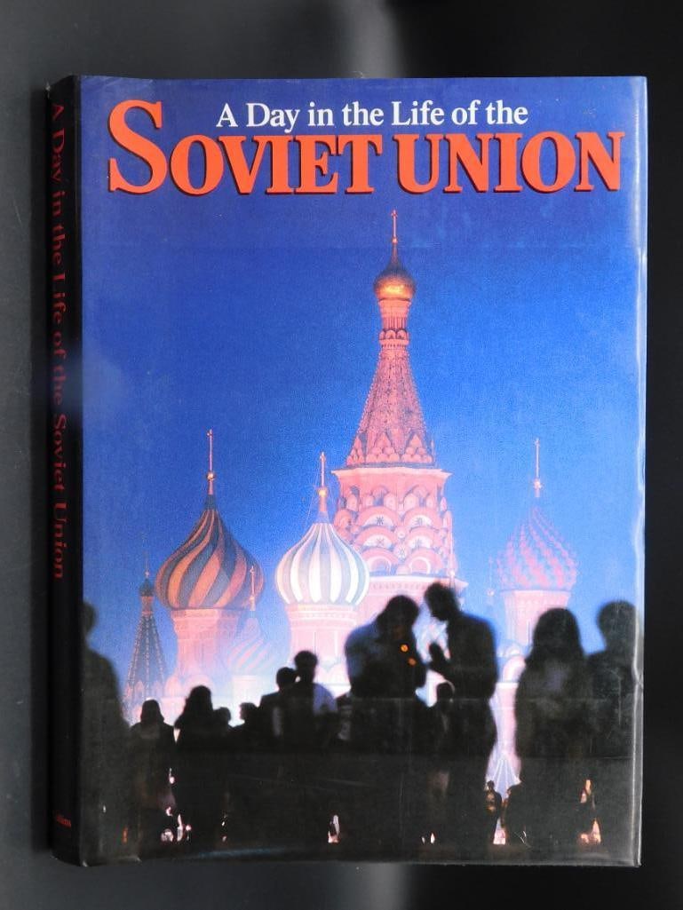 1987 A DAY IN THE LIFE OF THE SOVIET UNION BOOK: 1987 A DAY IN THE LIFE OF THE SOVIET UNION BOOK
