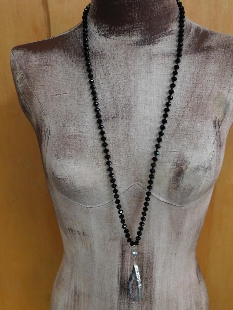 GEODE SLICE PENDANT ON SPARKLE BEAD NECKLACE HATMAN ORIGINAL: GEODE SLICE PENDANT ON SPARKLE BEAD NECKLACE HATMAN ORIGINAL