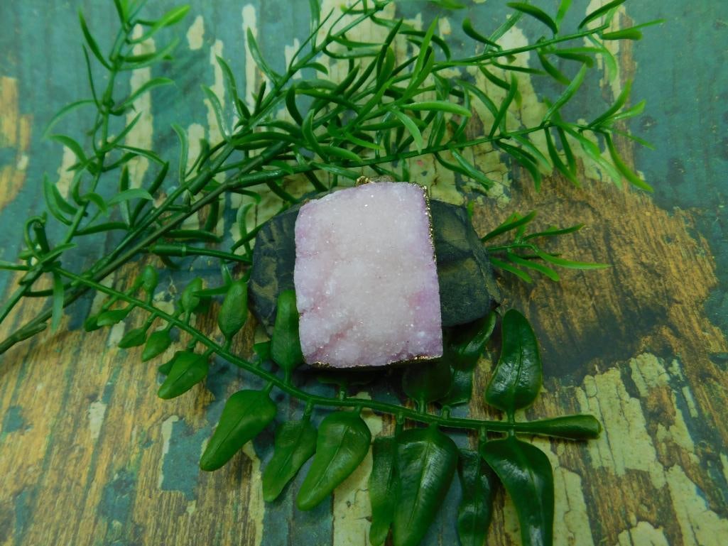 DRUZY QUARTZ PENDANT ROCK STONE LAPIDARY SPECIMEN: DRUZY QUARTZ PENDANT ROCK STONE LAPIDARY SPECIMEN