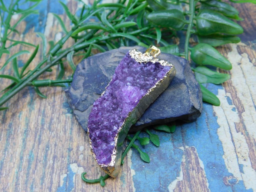 AMETHYST QUARTZ PENDANT ROCK STONE LAPIDARY SPECIMEN: AMETHYST QUARTZ PENDANT ROCK STONE LAPIDARY SPECIMEN