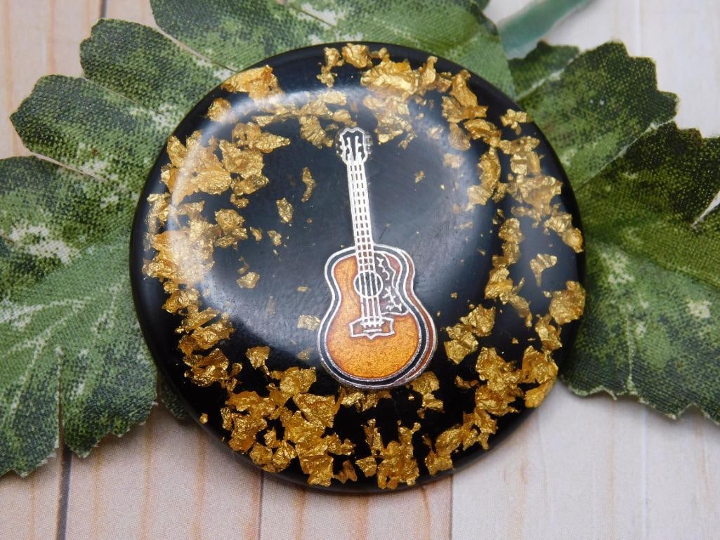 GOLD FLAKE GUITAR CABOCHON ROCK STONE LAPIDARY SPECIMEN: GOLD FLAKE GUITAR CABOCHON ROCK STONE LAPIDARY SPECIMEN