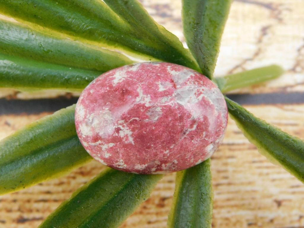 THULITE CABOCHON ROCK STONE LAPIDARY SPECIMEN: THULITE CABOCHON ROCK STONE LAPIDARY SPECIMEN
