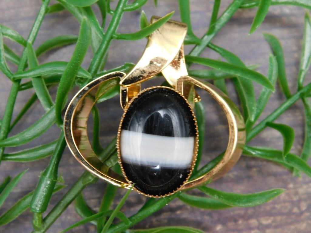 BANDED AGATE PENDANT ROCK STONE LAPIDARY SPECIMEN: BANDED AGATE PENDANT ROCK STONE LAPIDARY SPECIMEN