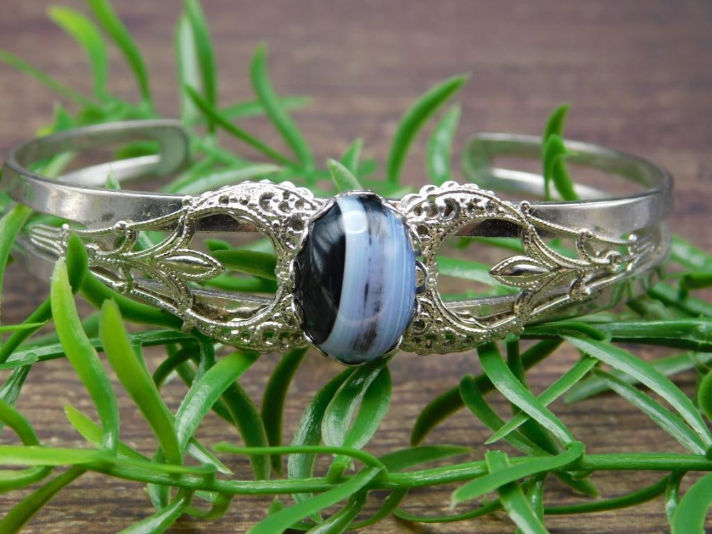 BANDED AGATE METAL CUFF BRACELET ROCK STONE LAPIDARY SPECIMEN: BANDED AGATE METAL CUFF BRACELET ROCK STONE LAPIDARY SPECIMEN