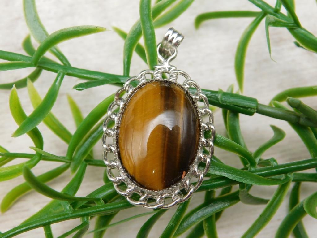 TIGERS EYE PENDANT ROCK STONE LAPIDARY SPECIMEN: TIGERS EYE PENDANT ROCK STONE LAPIDARY SPECIMEN