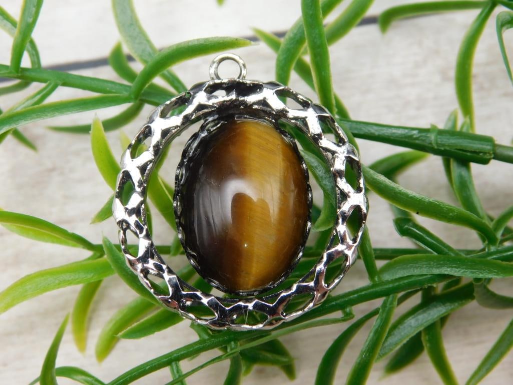 TIGERS EYE PENDANT ROCK STONE LAPIDARY SPECIMEN: TIGERS EYE PENDANT ROCK STONE LAPIDARY SPECIMEN