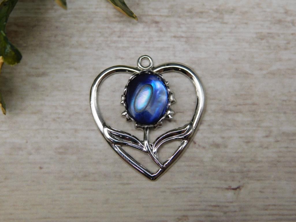 ABALONE STONE HEART PENDANT ROCK STONE LAPIDARY SPECIMEN: ABALONE STONE HEART PENDANT ROCK STONE LAPIDARY SPECIMEN