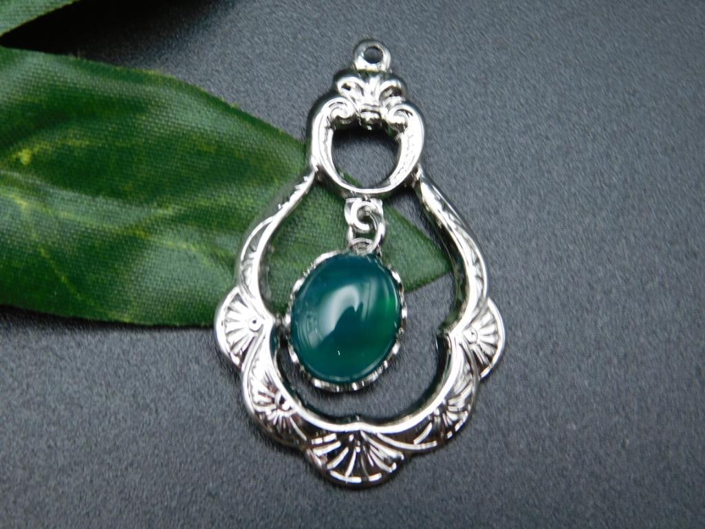 AVENTURINE PENDANT ROCK STONE LAPIDARY SPECIMEN: AVENTURINE PENDANT ROCK STONE LAPIDARY SPECIMEN