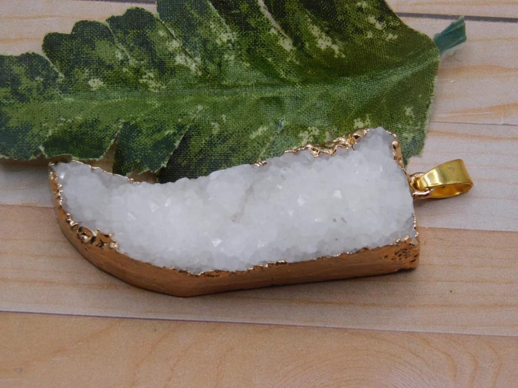 DRUZY QUARTZ PENDANT ROCK STONE LAPIDARY SPECIMEN: DRUZY QUARTZ PENDANT ROCK STONE LAPIDARY SPECIMEN