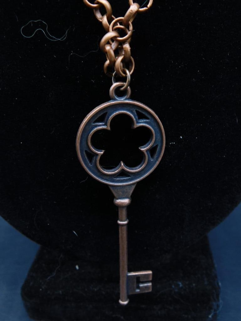 KEY PENDANT ON CHAIN NECKLACE: KEY PENDANT ON CHAIN NECKLACE