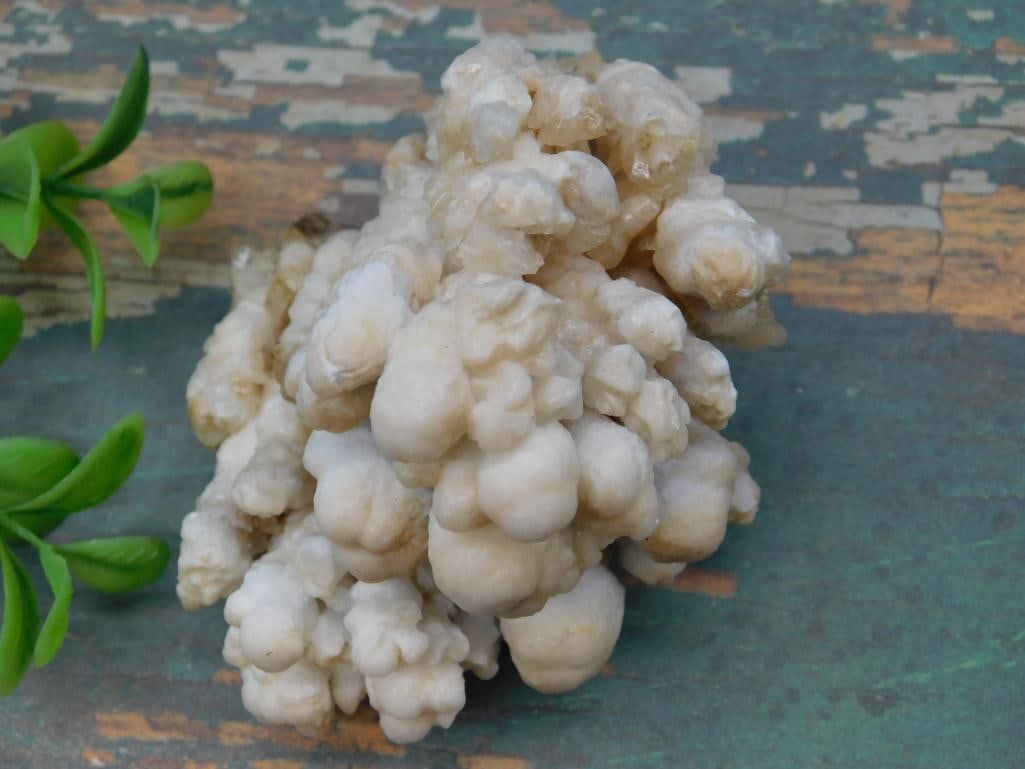 Botryoidal Chalcedony Specimen with Natural Formations: Botryoidal Chalcedony Specimen with Natural Formations