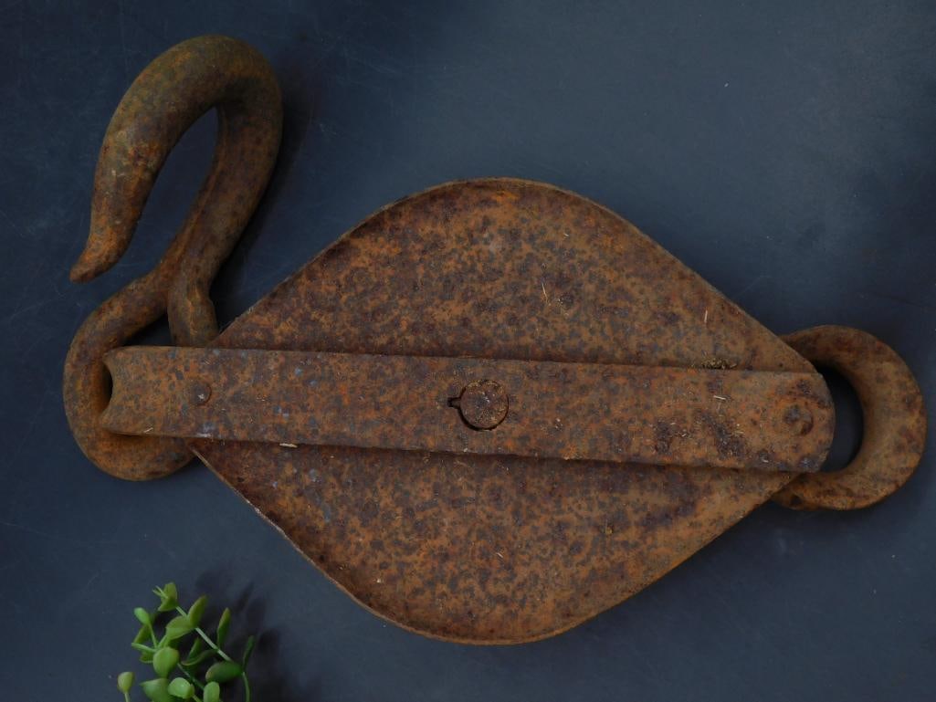 Rustic Antique Iron Pulley Block with Hook: Rustic Antique Iron Pulley Block with Hook