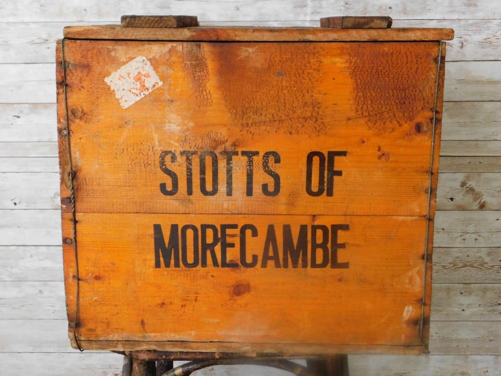 SIX SELTZER SODA BOTTLES IN RARE STOTTS OF MORECAMBE WOODEN CRATE MINERAL SYPHON SIPHON GLASS: SIX SELTZER SODA BOTTLES IN RARE STOTTS OF MORECAMBE WOODEN CRATE MINERAL SYPHON SIPHON GLASS MID-CENTURY MODERN VINTAGE ANTIQUE