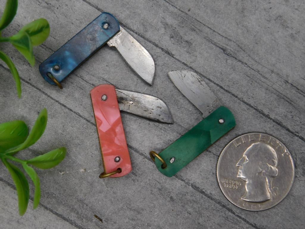 Set of Three Miniature Pocket Knives with Colorful Handles: Set of Three Miniature Pocket Knives with Colorful Handles