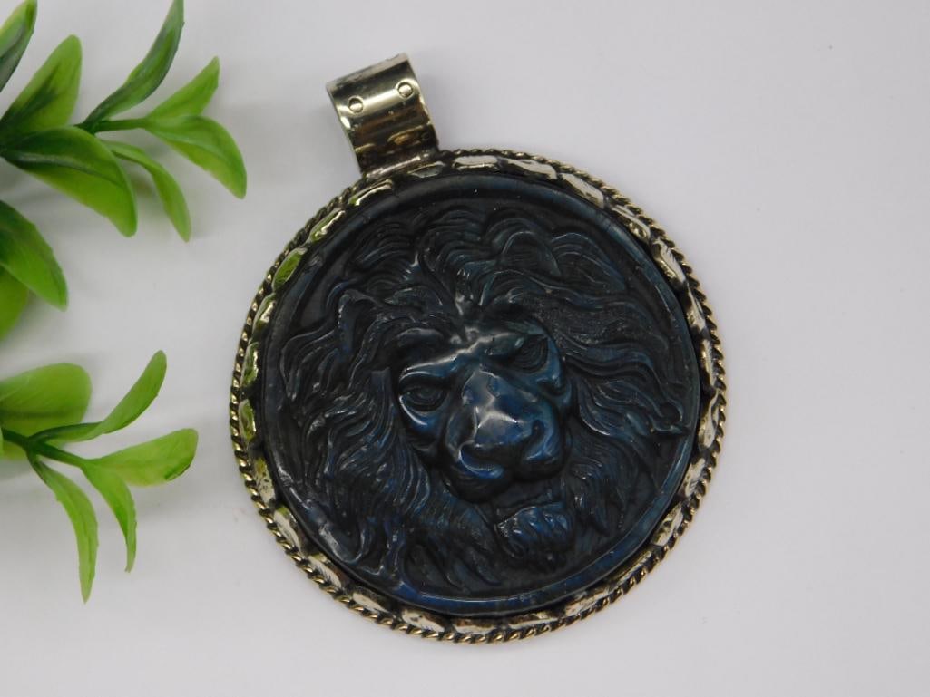 CARVED LION LABRADORITE PENDANT WITH INTRICATE TOOLING: CARVED LION LABRADORITE PENDANT WITH INTRICATE TOOLING