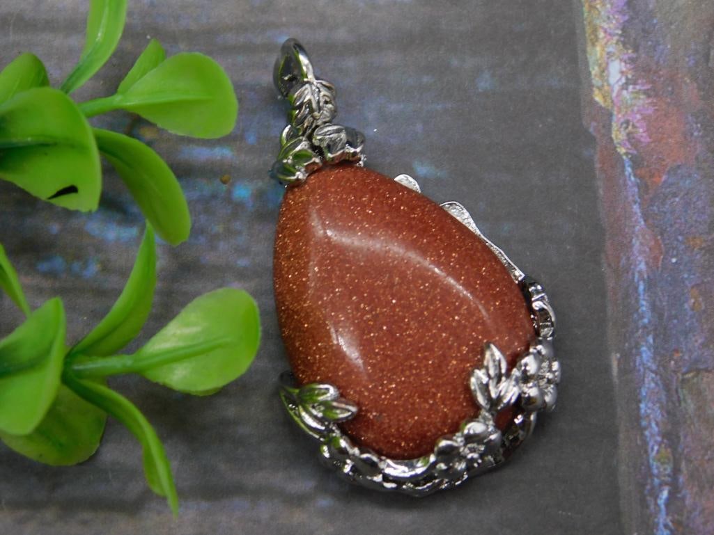 GOLDSTONE PENDANT ROCK STONE LAPIDARY SPECIMEN: GOLDSTONE PENDANT ROCK STONE LAPIDARY SPECIMEN