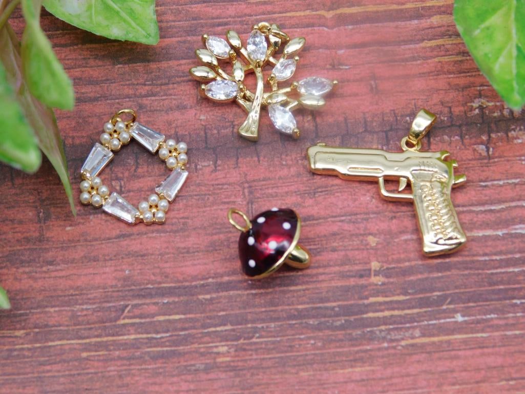 MIXED PENDANT LOT ROCK STONE LAPIDARY SPECIMEN: MIXED PENDANT LOT ROCK STONE LAPIDARY SPECIMEN