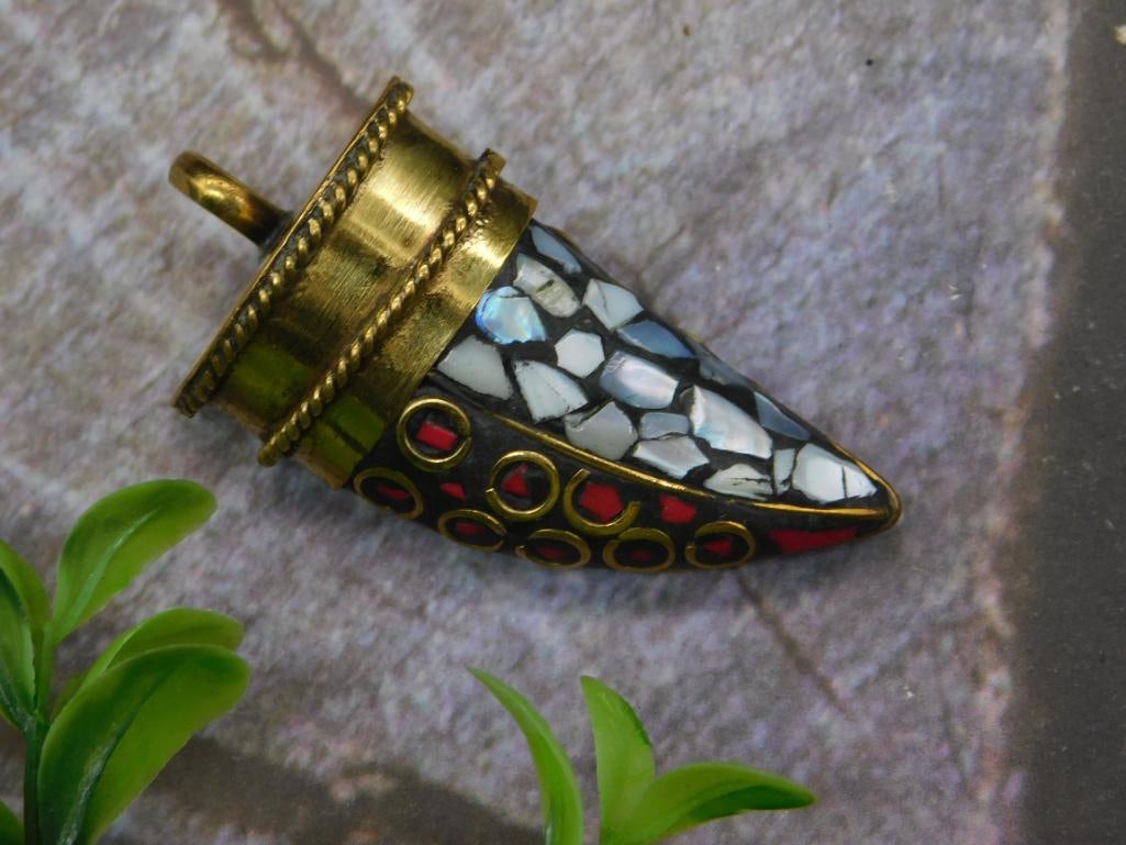 ABALOE AND RED CORAL HORN PENDANT ROCK STONE LAPIDARY SPECIMEN: ABALOE AND RED CORAL HORN PENDANT ROCK STONE LAPIDARY SPECIMEN