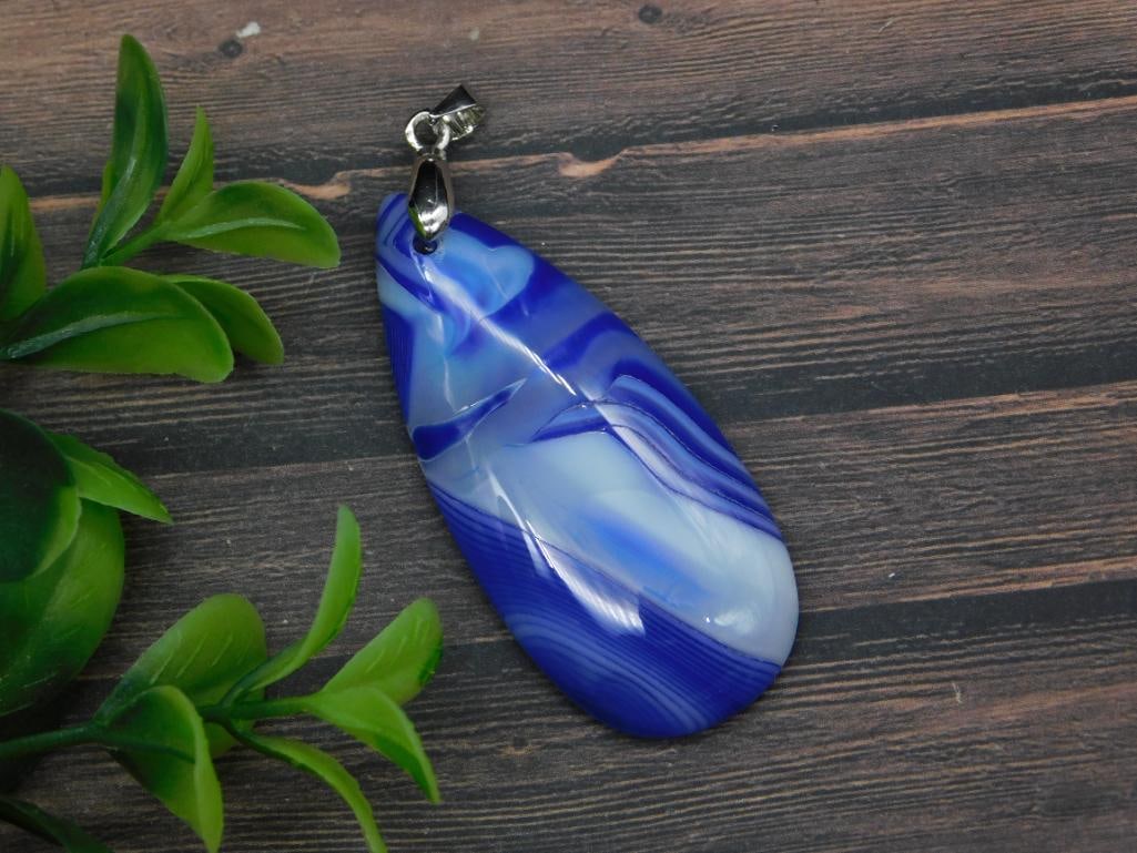 BLUE AGATE PENDANT ROCK STONE LAPIDARY SPECIMEN: BLUE AGATE PENDANT ROCK STONE LAPIDARY SPECIMEN