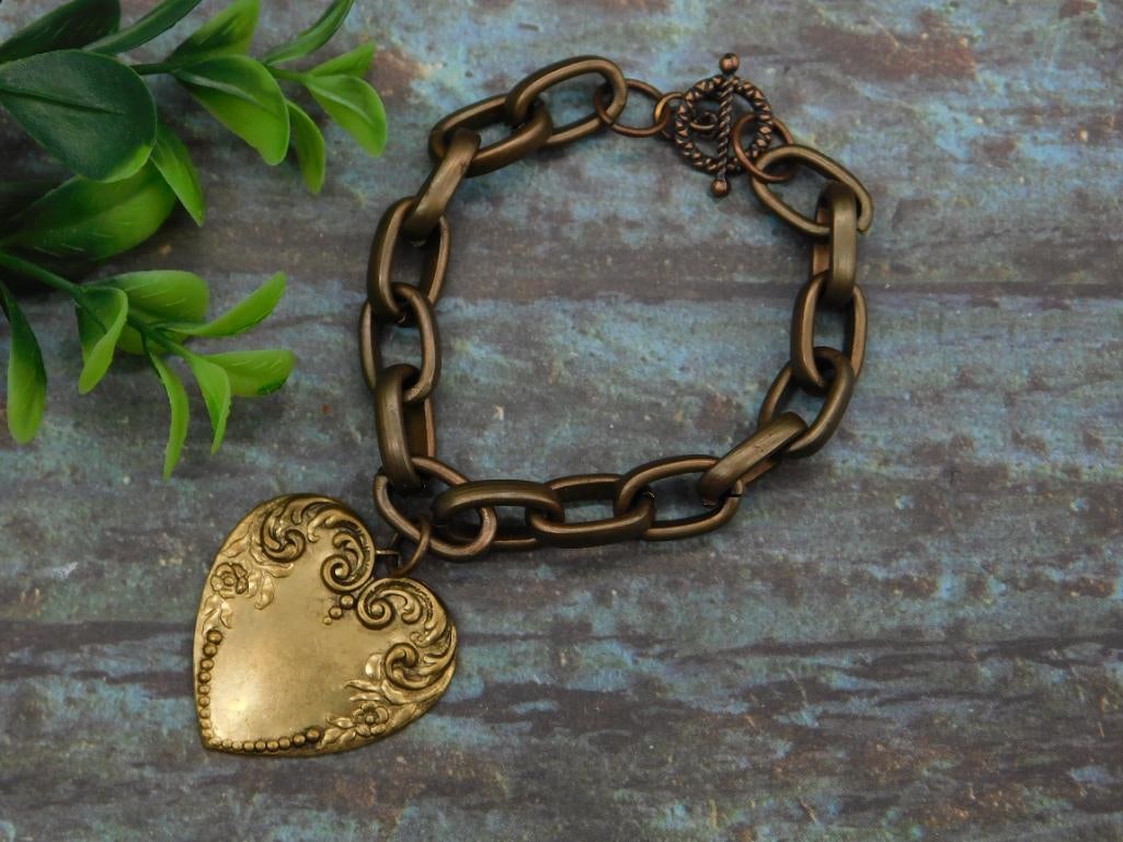 INTRICATE HEART PENDANT ON CHAIN BRACELET: INTRICATE HEART PENDANT ON CHAIN BRACELET
