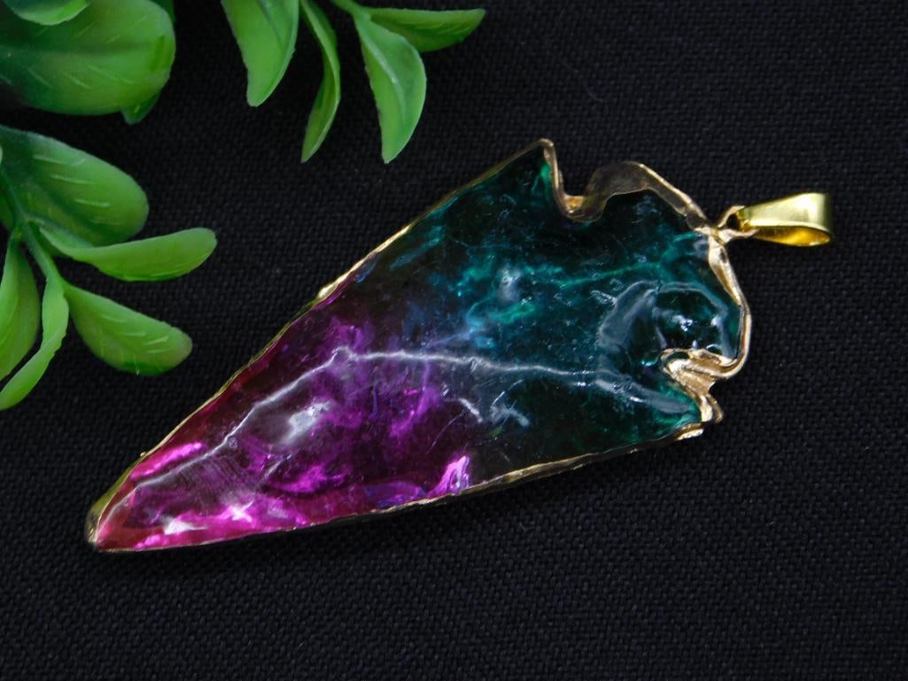 RAINBOW STYLE ARROWHEAD PENDANT ROCK STONE LAPIDARY SPECIMEN: RAINBOW STYLE ARROWHEAD PENDANT ROCK STONE LAPIDARY SPECIMEN
