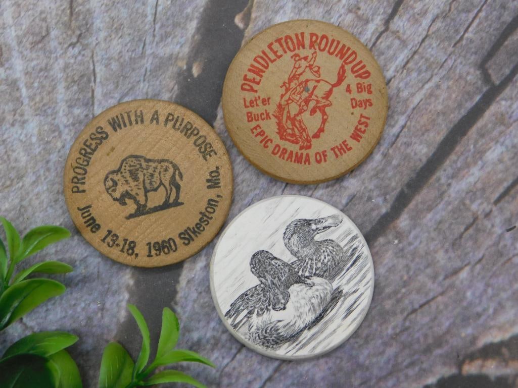 WOODEN TOKENS AND SCRIMSHAW CABOCHON MIXED LOT: WOODEN TOKENS AND SCRIMSHAW CABOCHON MIXED LOT