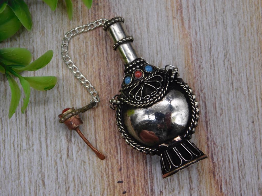 TURQUOISE AND RED CORAL STUDDED SNUFF BOTTLE: TURQUOISE AND RED CORAL STUDDED SNUFF BOTTLE