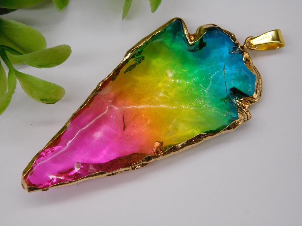 RAINBOW TITANIUM AURA QUARTZ ARROWHEAD PENDANT ROCK STONE LAPIDARY SPECIMEN: RAINBOW TITANIUM AURA QUARTZ ARROWHEAD PENDANT ROCK STONE LAPIDARY SPECIMEN