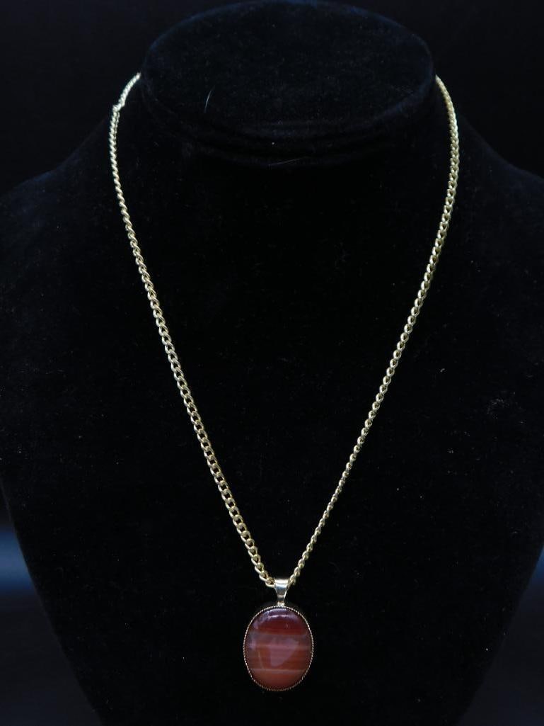 BANDED AGATE PENDANT ON CHAIN NECKLACE ROCK STONE LAPIDARY SPECIMEN: BANDED AGATE PENDANT ON CHAIN NECKLACE ROCK STONE LAPIDARY SPECIMEN