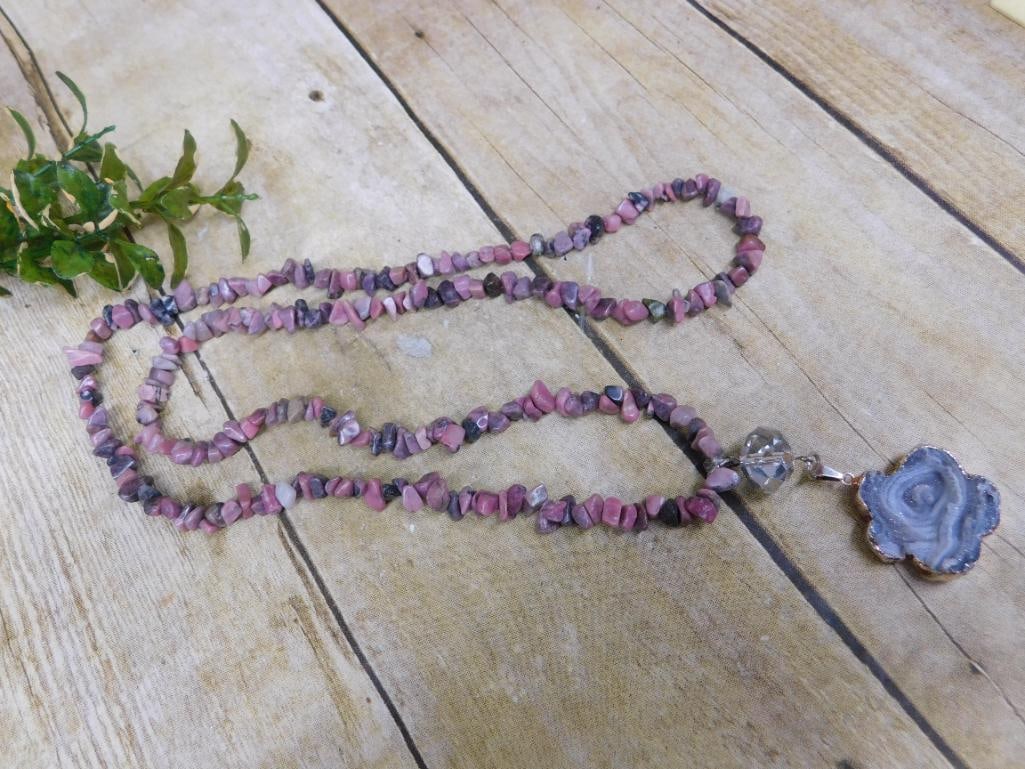 GENUINE STONE PENDANT ON STONE CHIP NECKLACE: GENUINE STONE PENDANT ON STONE CHIP NECKLACE