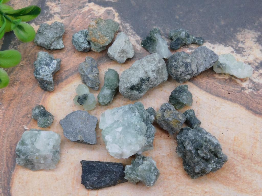 PREHNITE ROCK STONE LAPIDARY SPECIMEN: PREHNITE ROCK STONE LAPIDARY SPECIMEN