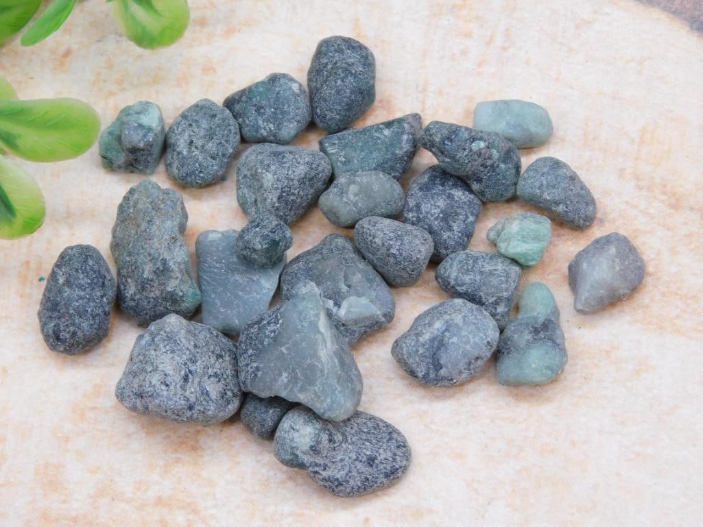 ROUGH EMERALD ROCK STONE LAPIDARY SPECIMEN: ROUGH EMERALD ROCK STONE LAPIDARY SPECIMEN