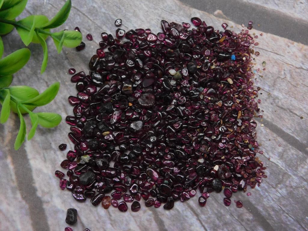 GARNET ROCK STONE LAPIDARY SPECIMEN: GARNET ROCK STONE LAPIDARY SPECIMEN