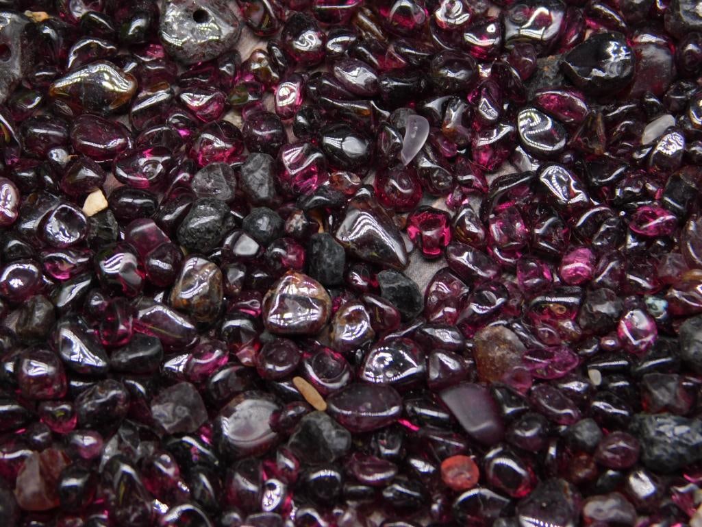 GARNET ROCK STONE LAPIDARY SPECIMEN - 2