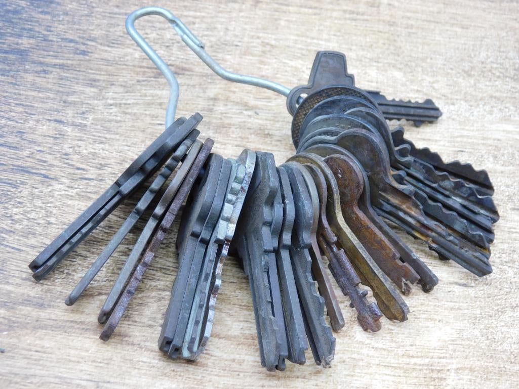 VINTAGE KEYS ON RING: VINTAGE KEYS ON RING
