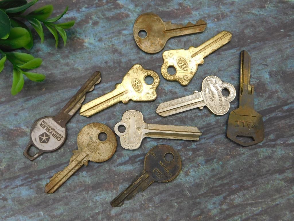 VINTAGE KEYS BULK LOT ANTIQUE (1 of 2)