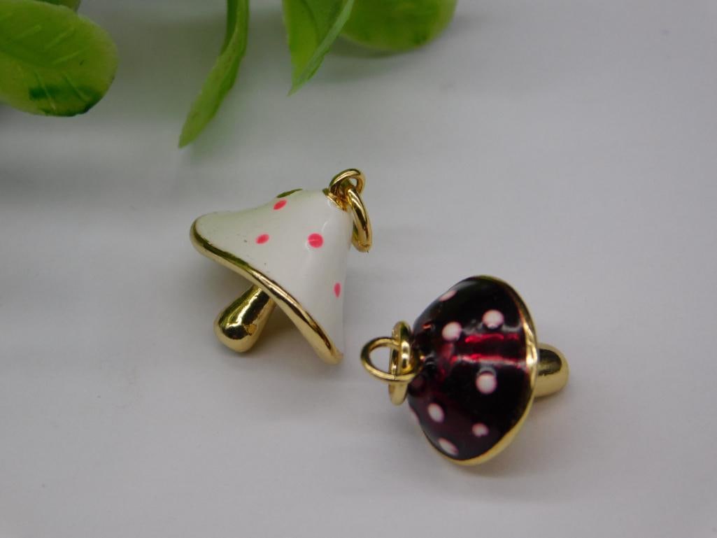 MUSHROOM PENDANTS LOT OF 2: MUSHROOM PENDANTS LOT OF 2
