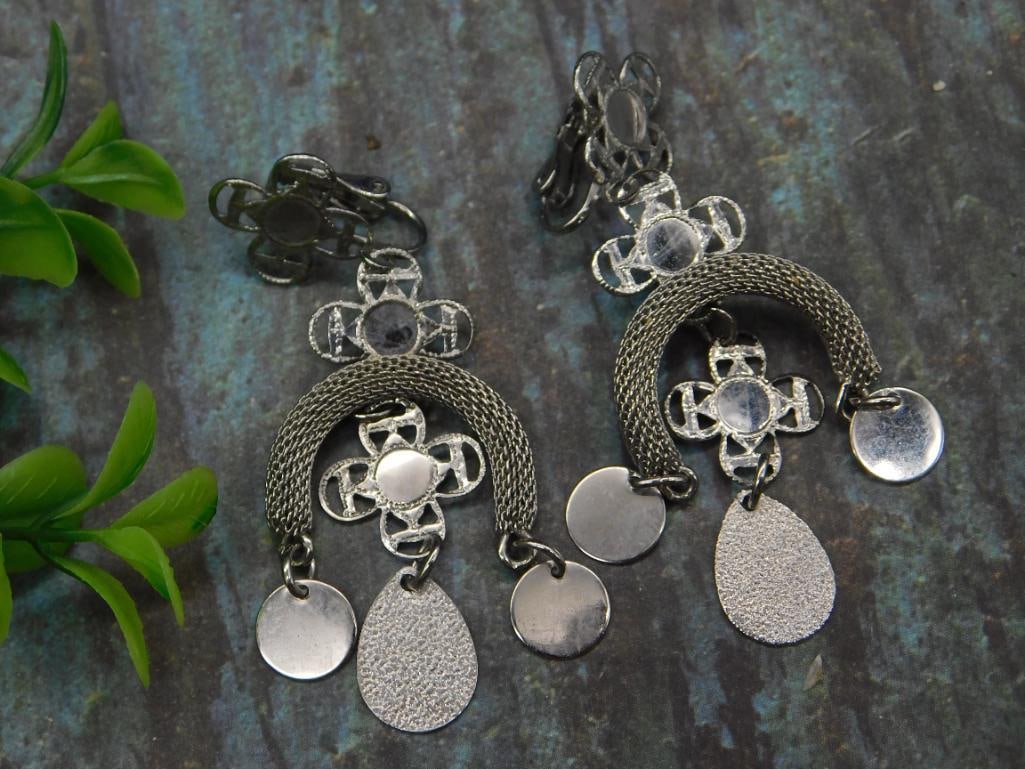 Vintage Dangle Clip-On Earrings with Textured Accents: Vintage Dangle Clip-On Earrings with Textured Accents