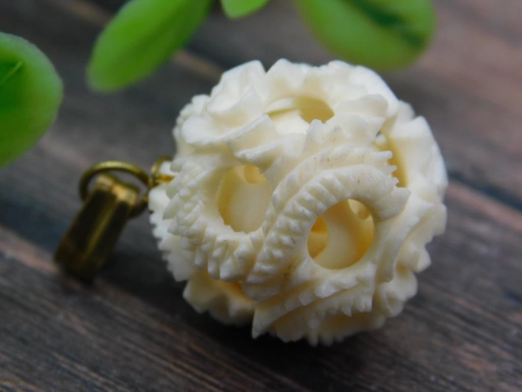 CARVED PENDANT ROCK STONE LAPIDARY SPECIMEN: CARVED PENDANT ROCK STONE LAPIDARY SPECIMEN