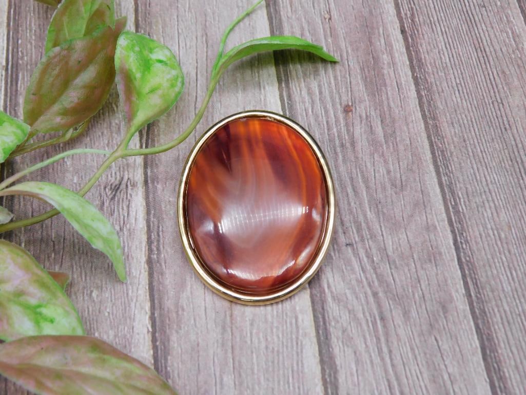 Oval Agate Style Brooch with Gold-Tone Frame: Oval Agate Style Brooch with Gold-Tone Frame