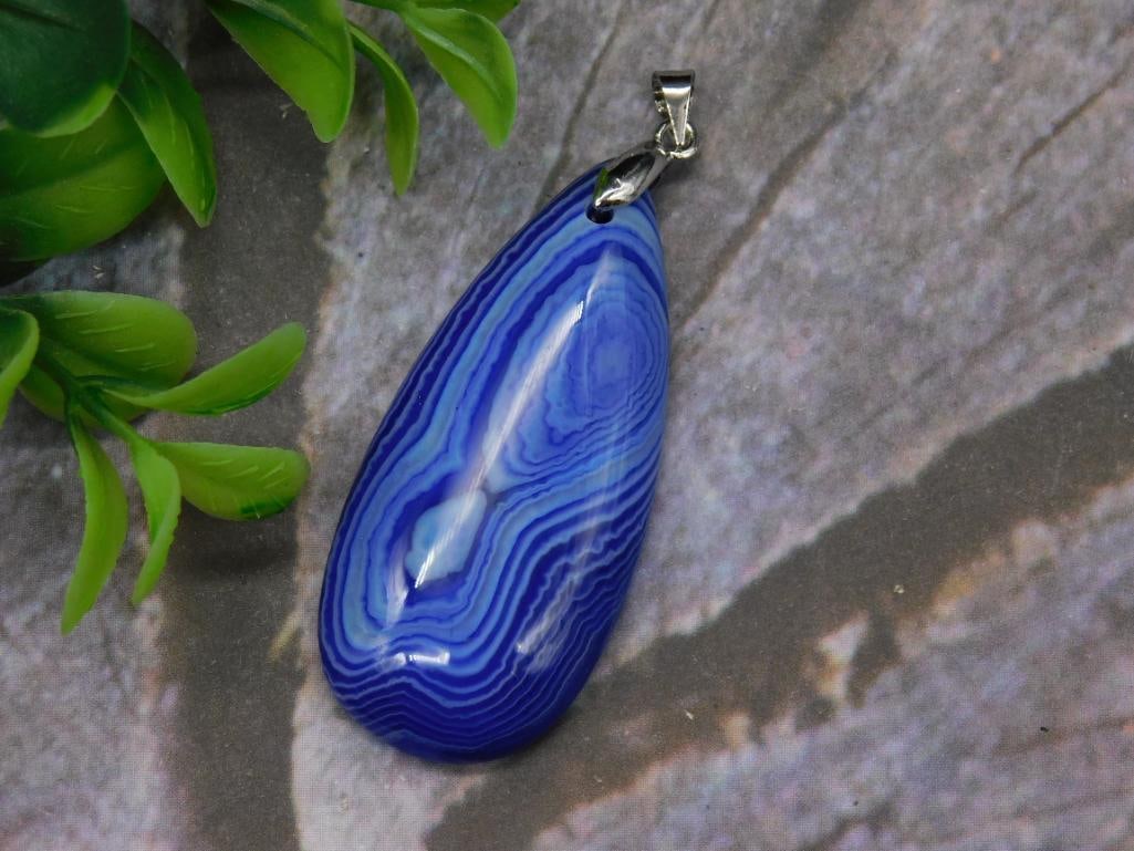 BLUE AGATE PENDANT ROCK STONE LAPIDARY SPECIMEN: BLUE AGATE PENDANT ROCK STONE LAPIDARY SPECIMEN