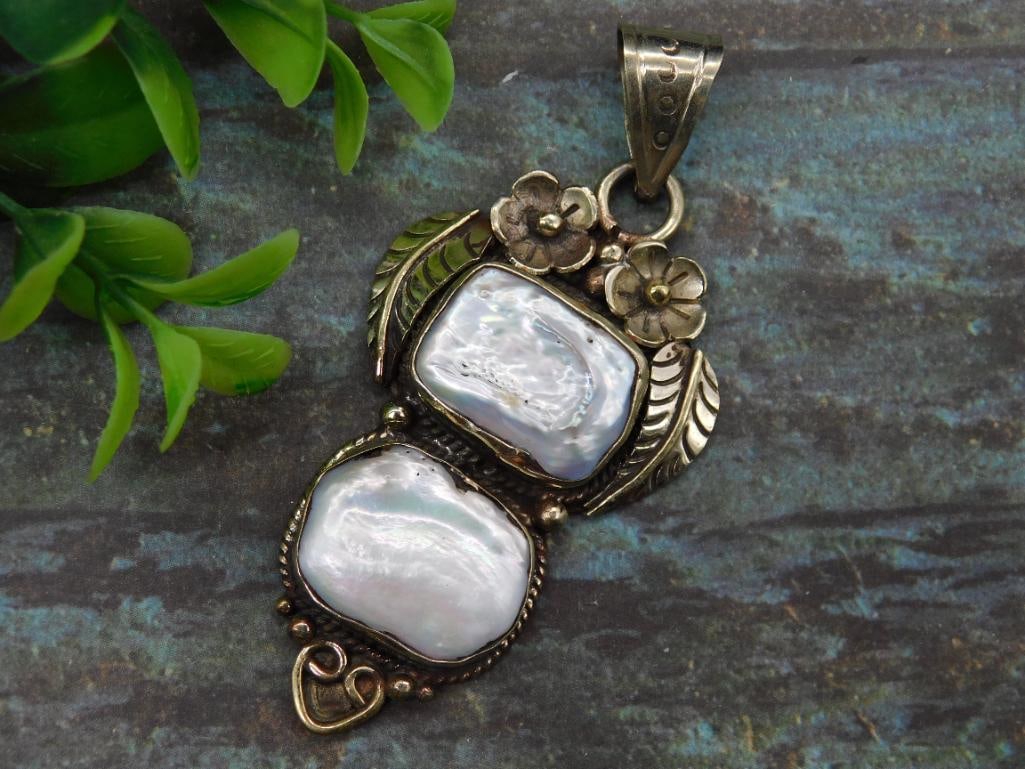 FRESHWATER PEARL PENDANT WITH INTRICATE TOOLING: FRESHWATER PEARL PENDANT WITH INTRICATE TOOLING